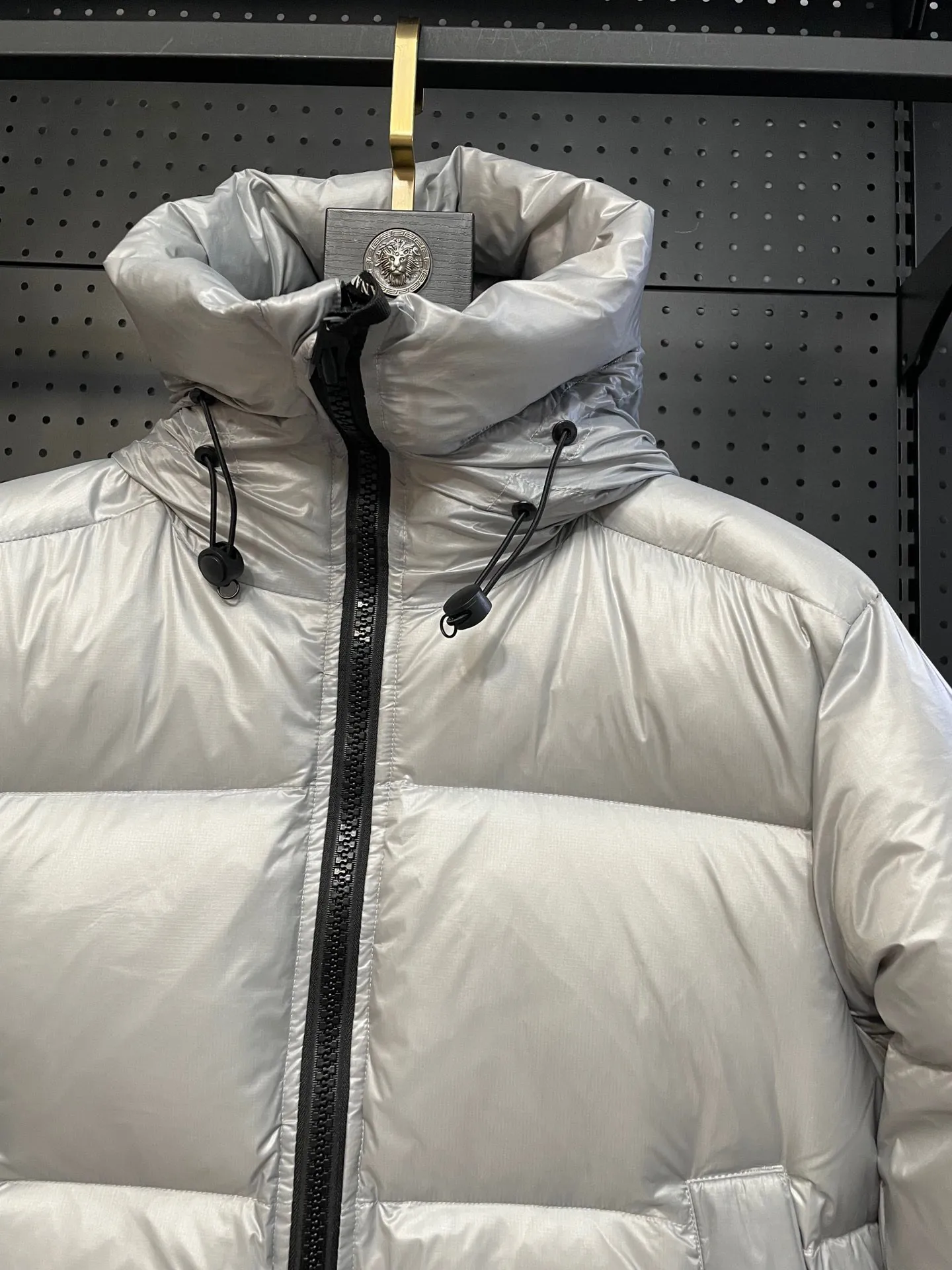 P780 Gray Red Label Top Version 𝘾𝘼𝙉𝘼𝘿𝘼 𝙂𝙊𝙊𝙎𝙀/Canada Goose 2023 Limited New Crofton Puff Down Jacket Pure Guangzhou Inspection 95 White Duck Down Filling‼  Top version, ceiling level‼ Crofton soft bread, the latest style in 2023, has a cold protection effect of up to level 4. It is made of recycled Feather-Light tear-resistant fabric. It is ultra-light and has no weight on the upper body at all! The unique black label highlights your temperament‼  Canada Goose, a Canadian brand, has always been recognized as the warmest down jacket. Various Instagram celebrities, Internet celebrities, and celebrities often wear it for street photos. I do Canada Goose every year, but I still can’t get rid of my love for geese. No matter how cold the winter is, there is no need to be afraid, because there are geese! Filled with 80% white duck down, Canada Goose is the legendary warmest down jacket and is known as a must-have for Arctic outdoor sports! The most popular down jacket in the world, celebrities are rushing to buy it, it is a must-have! Same style for men and women Size: S-XXL